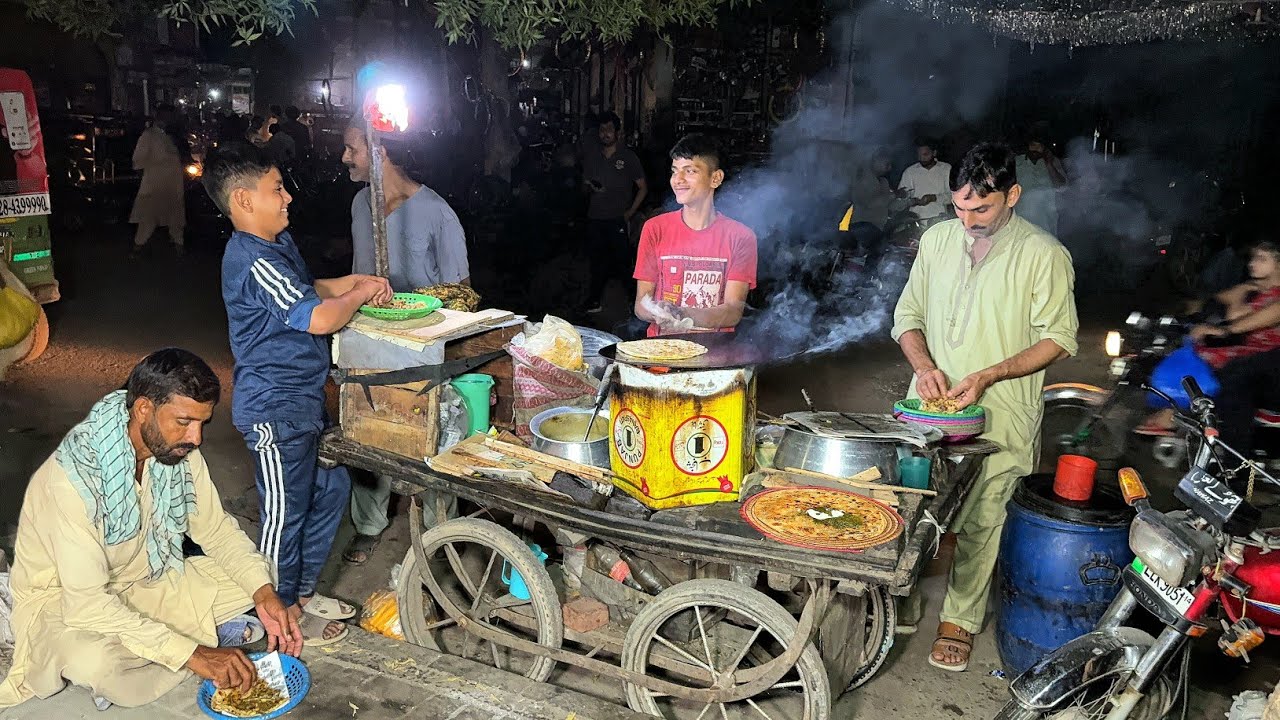 ONLY RS 60/- 🤫 PURE DESI NIGHT VIBES ALOO PARATHA SAAG MAKHAN | ASIAN STREET FOOD LAHORE PAKISTAN