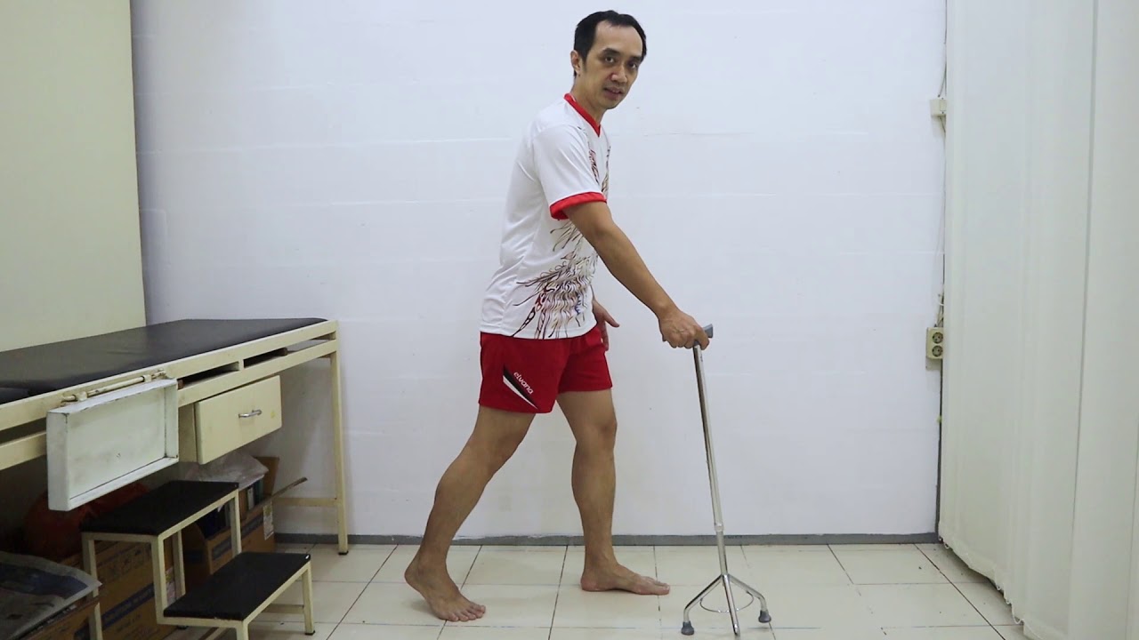 Jalan dengan bantuan tongkat kaki 3 atau 4 untuk masalah punggung/panggul/lutut/kaki sesuai indikasi