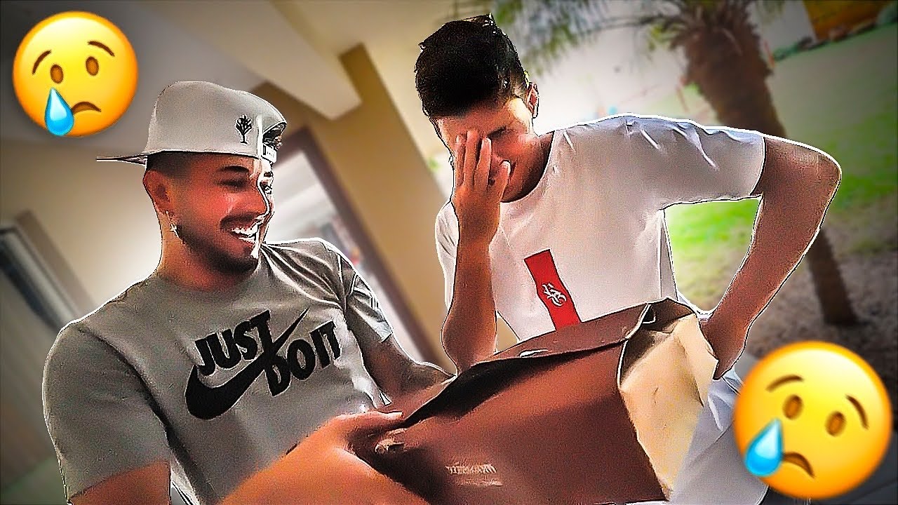 COMPREI A COISA QUE ELE MAIS QUERIA !! * gostou muitoo *