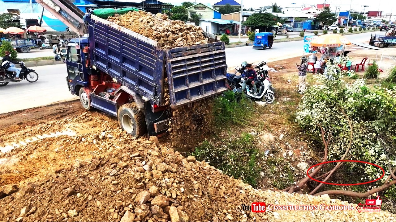 Nicely Landfill Corners Complete​d! 5 ton Dump Trucks And Skilled Komatsu D31P Dozer Pushing Soil