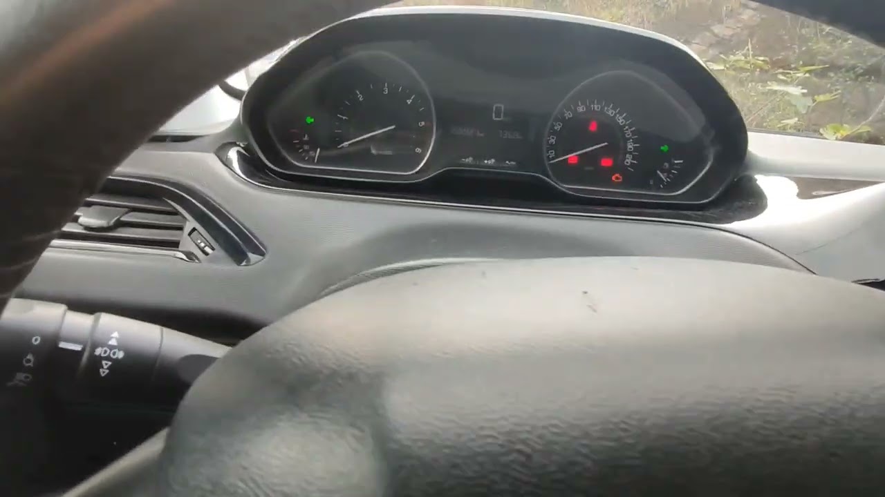 Direksiyon sınavında araç ön, arka ve iç aksamlar Peugeot 208