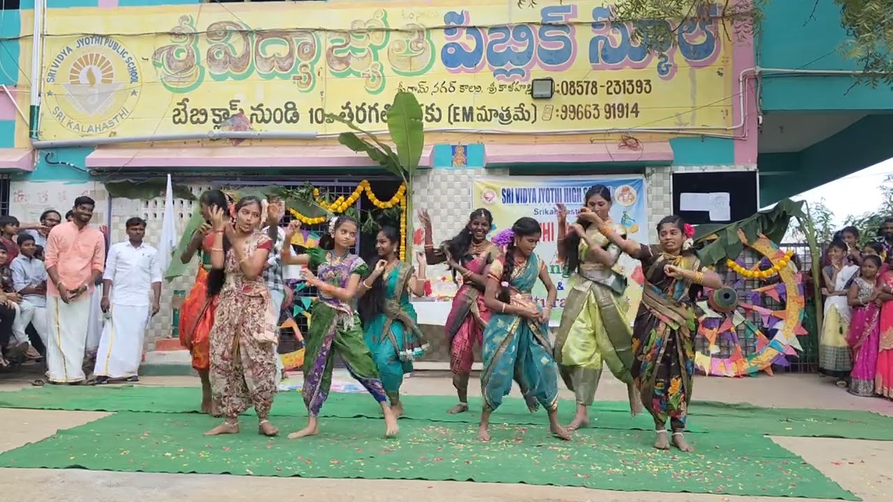 ఊరు పల్లెటూరు సాంగ్  సాంగ్ బై 7th అండ్ 8 గర్ల్స్  ఫ్రమ్  బలగం మూవీ