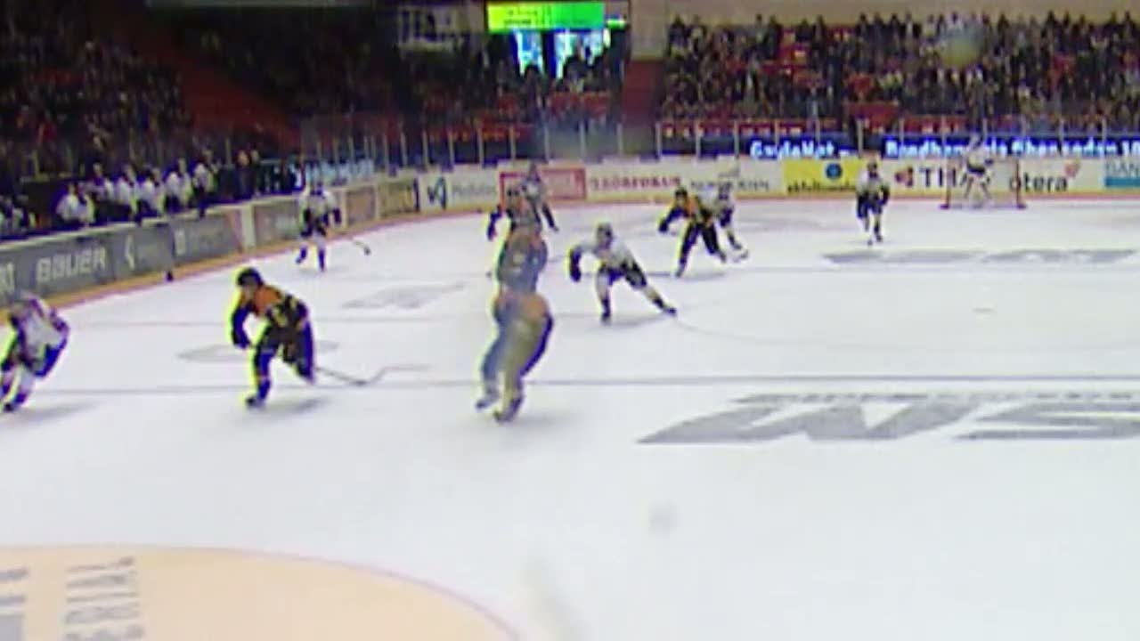 Här knockar Djurgårdsstjärnan Westerholm - får matchstraff - TV4 Sport