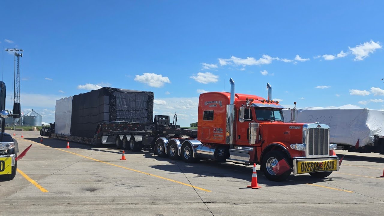 COOLEST 😎 HEAVY HAUL 389 PETERBILT MAKING TIGHTEST TURN EVER🫨🫨🫨