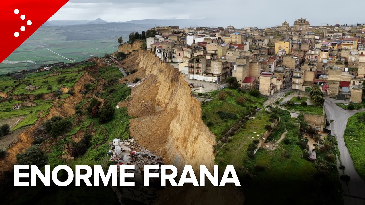 Enorme frana a Niscemi in Sicilia. Le case iniziano a crollare: i primi crolli visti dal drone