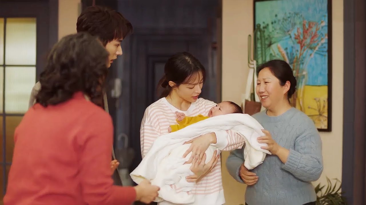 🎠After giving birth to her son, the girl was doted on by her whole family. |#钟楚曦#刘学义