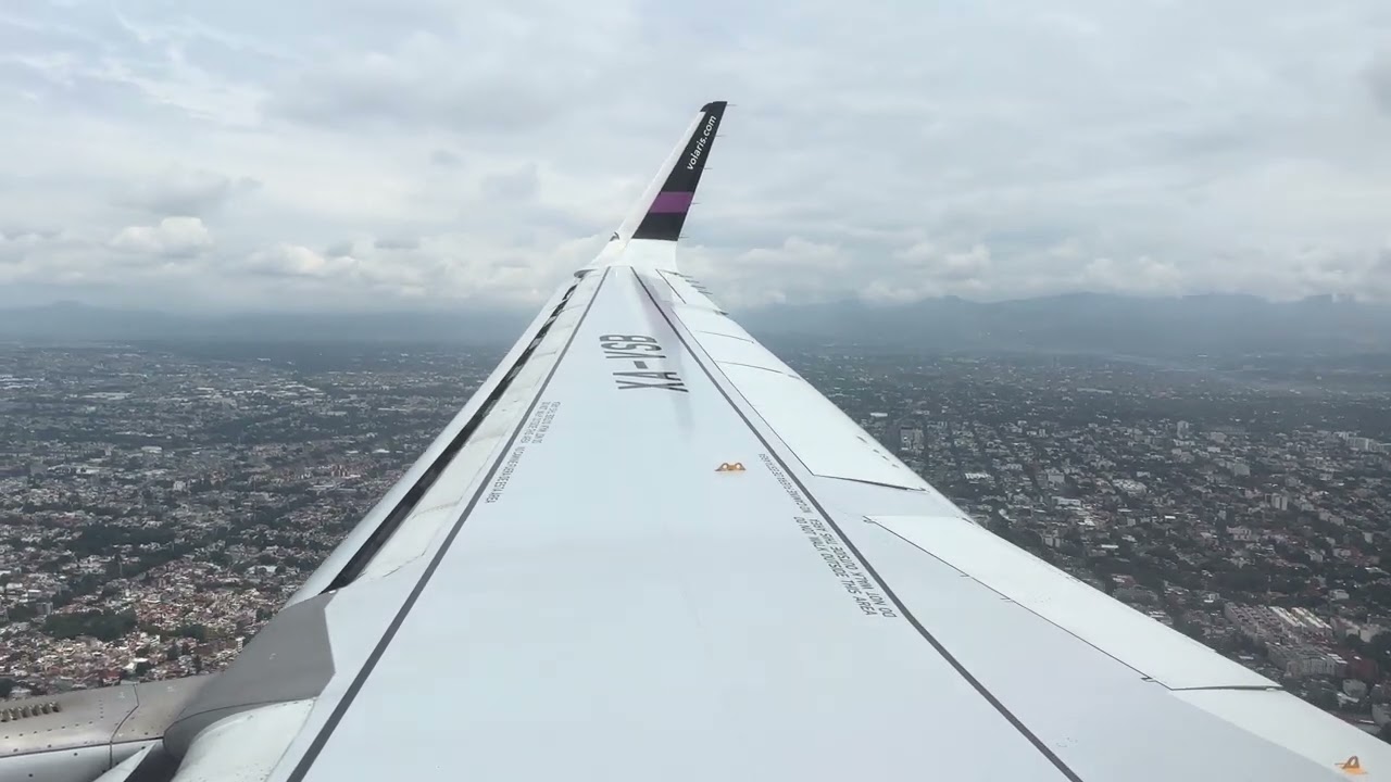 Volaris landing in México City