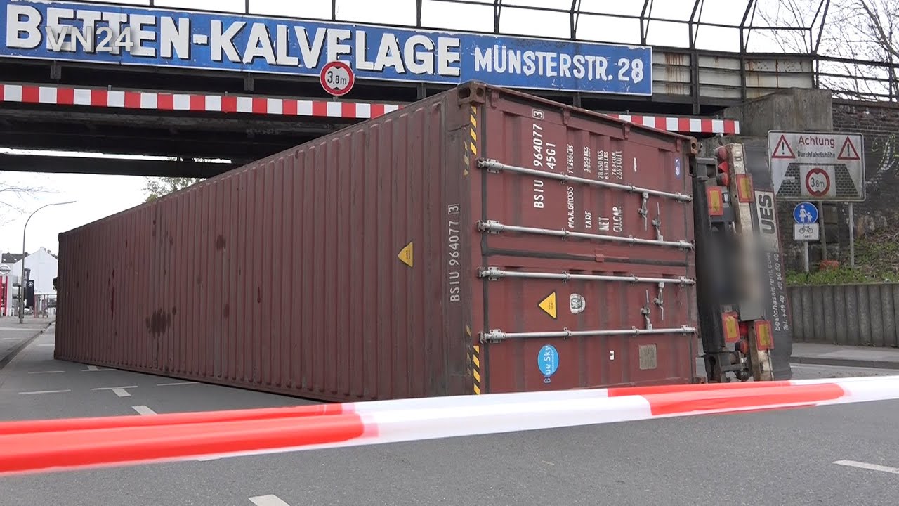 12.04.2019 - VN24 - Container-LKW war zu hoch für Bahnbrücke - Bergungsarbeiten durch Spezialisten