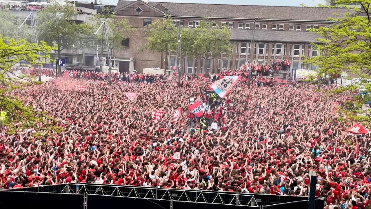 Extra sfeerbeelden Stadhuisplein Eindhoven : PSV Landskampioen nr. 25