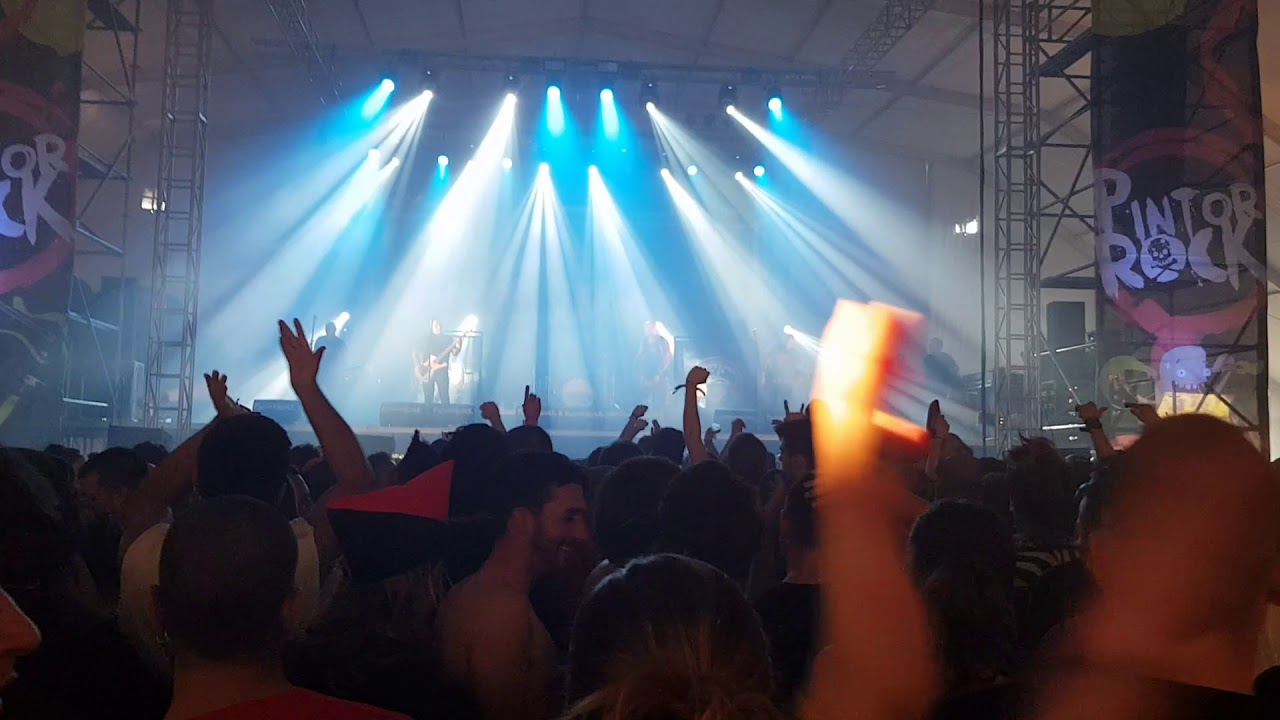 Mata hipies non servium en pintor rock 2018