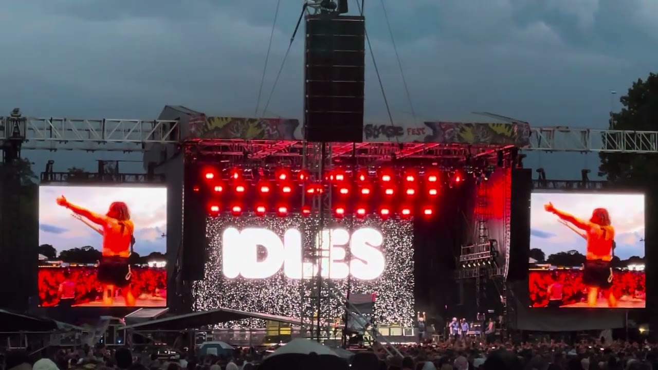 IDLES - All I Want For Christmas Is You (feat. Soft Play) / Rottweiler (live @ Riot Fest 2025)