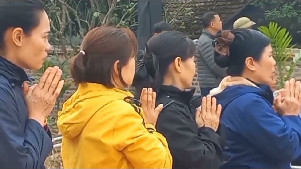 Phật tử đúc chuông ở ý yên nam định đến lắp chuông ở cổng chùa phúc nguyên .phùng nguyên phú thọ