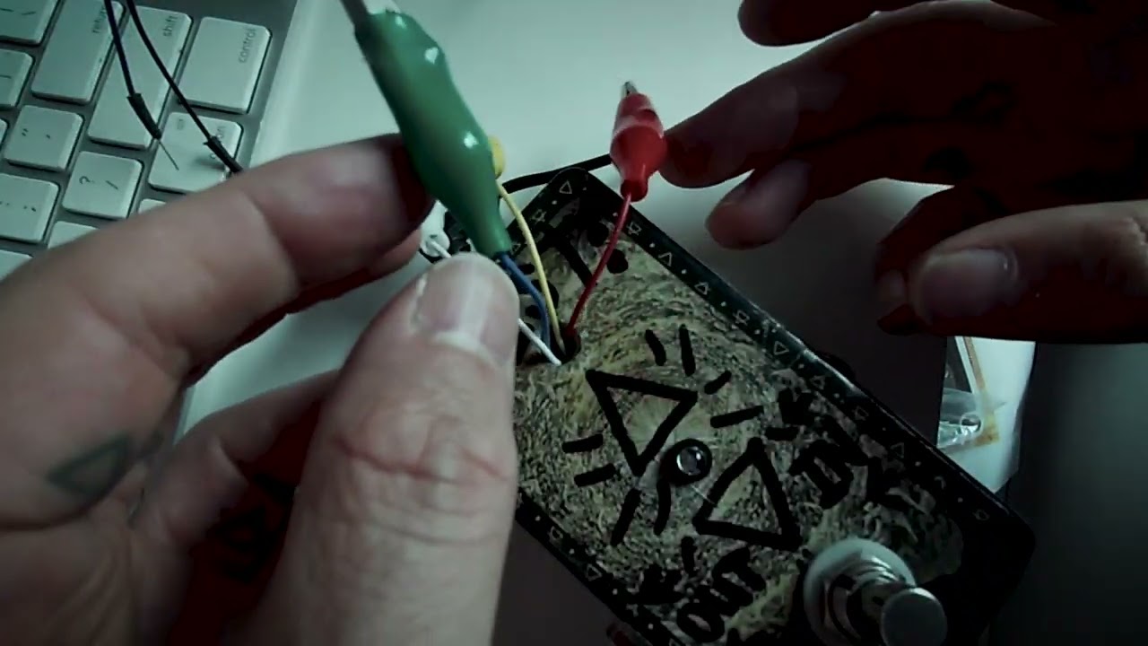 Make a transistor fuzz effect with 5 parts in 5 minutes!