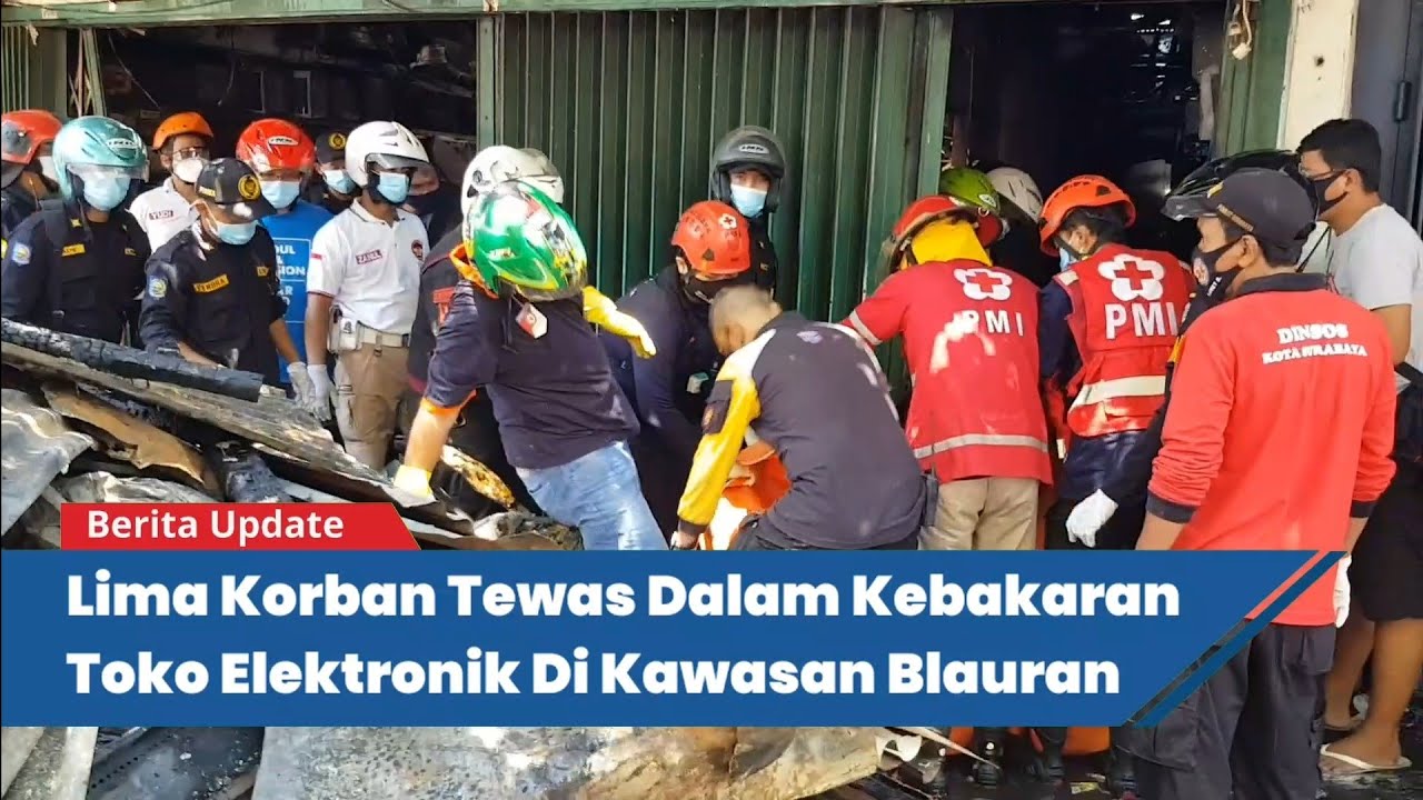 Petugas Evakuasi 5 Jenazah Korban Kebakaran Toko Elektronik di Jalan Kranggan, Surabaya