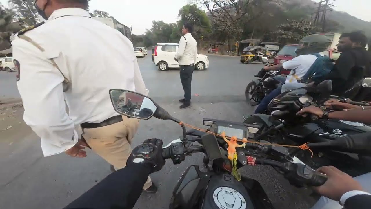 Traffic police ne rok liya traffic me 
