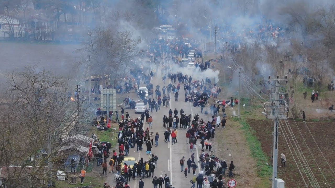 Edirne'de Pazarkule sınır kapısı önünde bekleyen yüzlerce göçmen havadan böyle görüntülendi