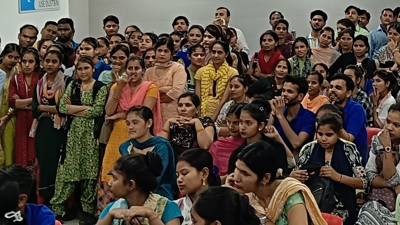 *कामयाब होने के लिए* *अकेले ही आगे बढ़ना पड़ता है..* *लोग तो पीछे तब आते है* लाइव