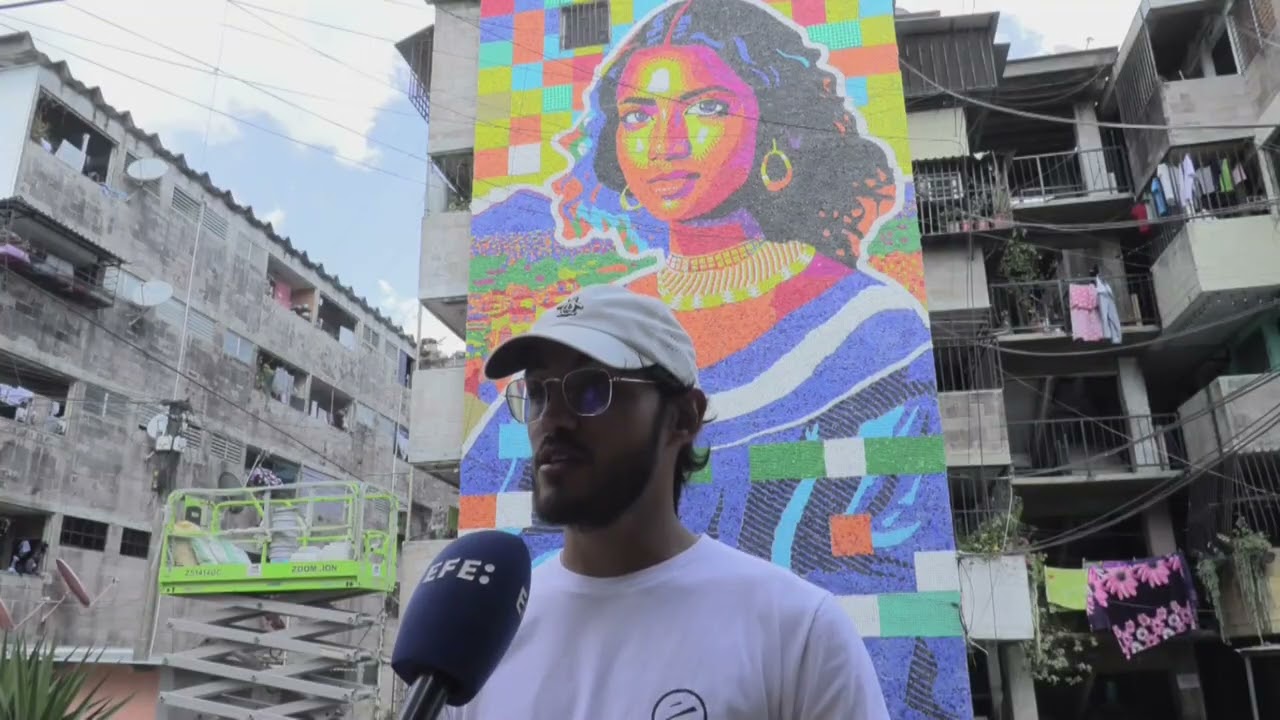 Artista venezolano crea en El Salvador mural con 100,000 tapas inspirado en La Gioconda