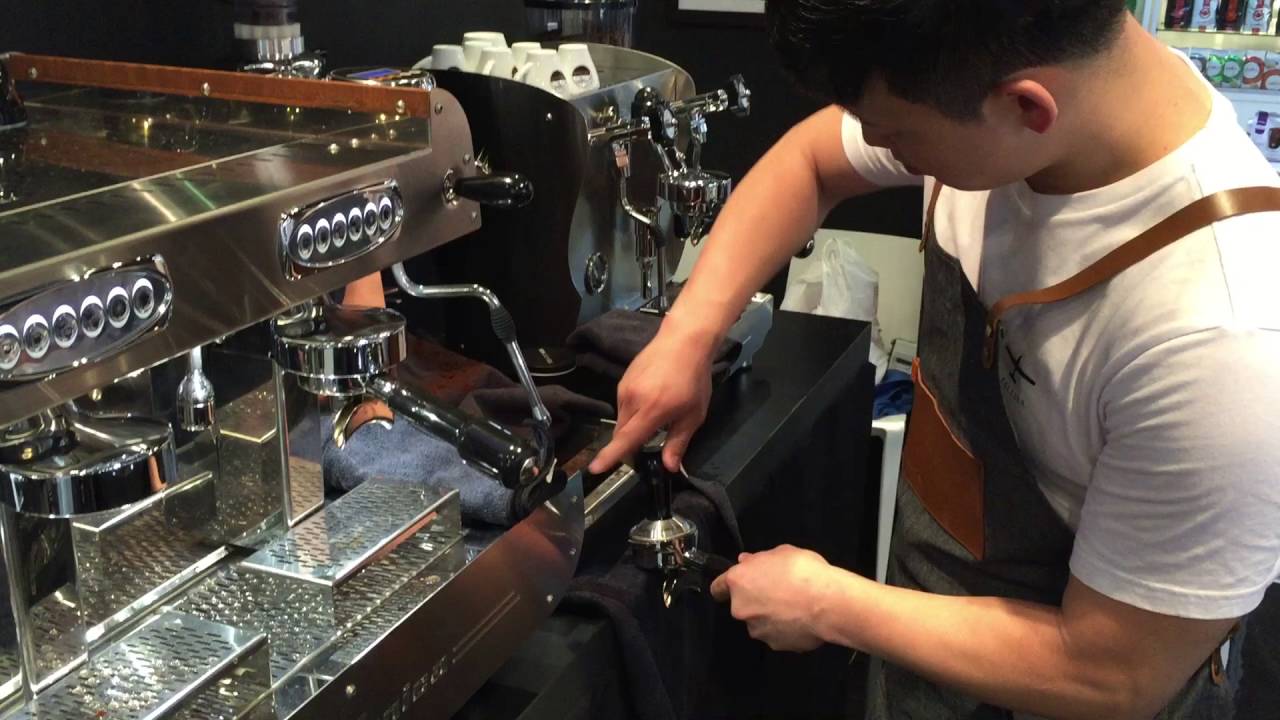 UMPaul Latte Art World Champion 2016 with Radiofonica coffee machine