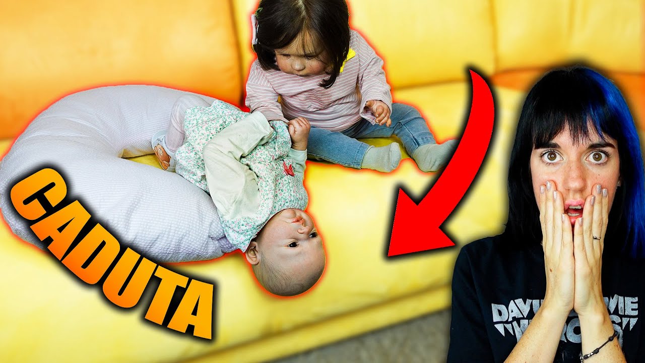 Matilde è gelosa e fa cadere la sorellina dal divano...