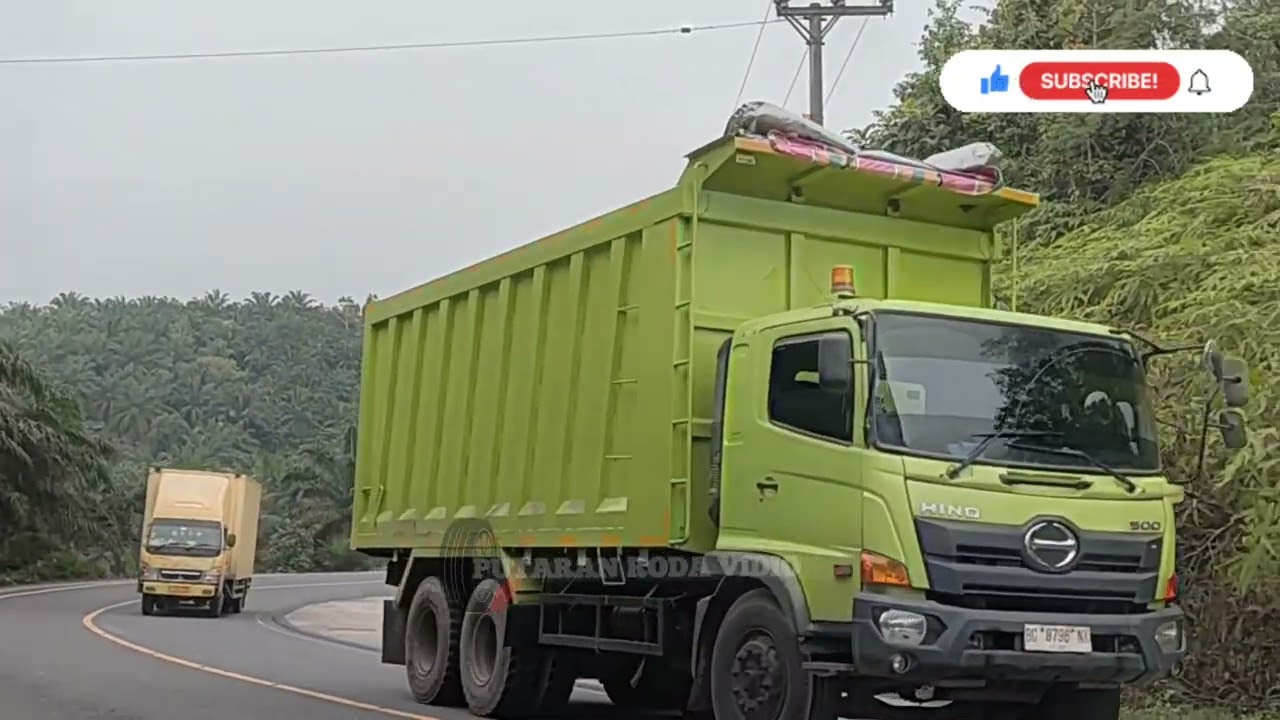 ISUZU TRUCK MELINTAS JALAN LINTAS TIMUR JAMBI 