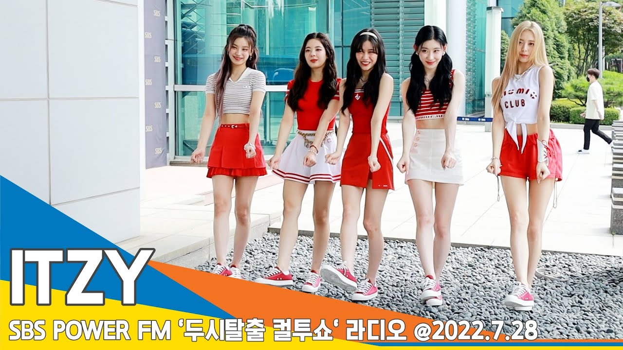 ITZY, 뜨거운 햇빛 아래~ 'Red SNEAKERS' (두시탈출 컬투쇼 출근) 22.07.28 #NewsenTV