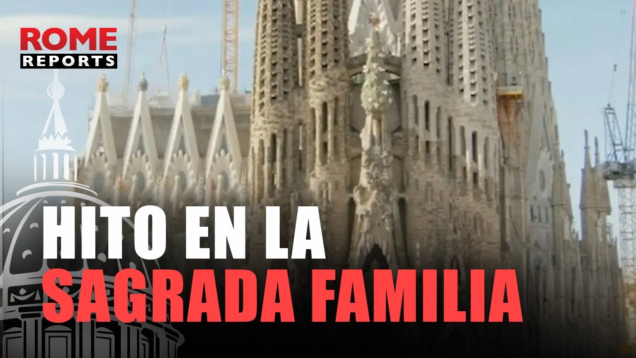 Una cruz gigante de 17 metros corona la Sagrada Familia de Barcelona