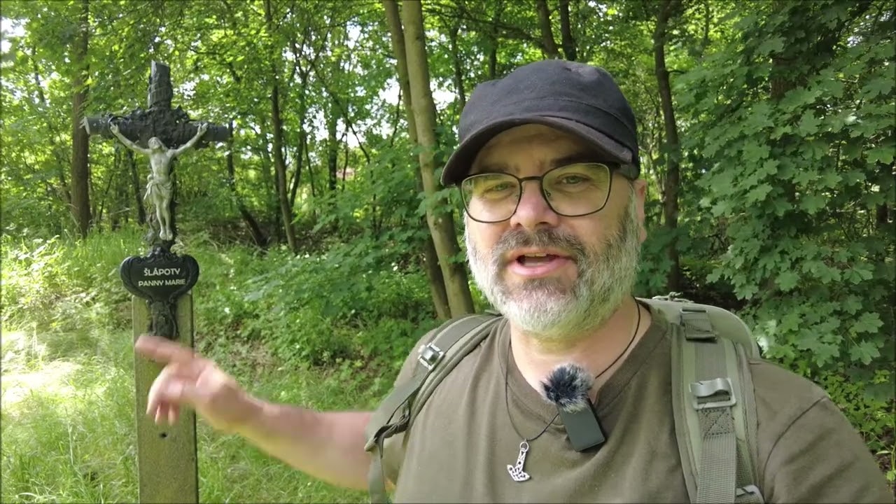 Z Březnice kolem balvanu s otisky nohou a keltského valu na Svatou Horu