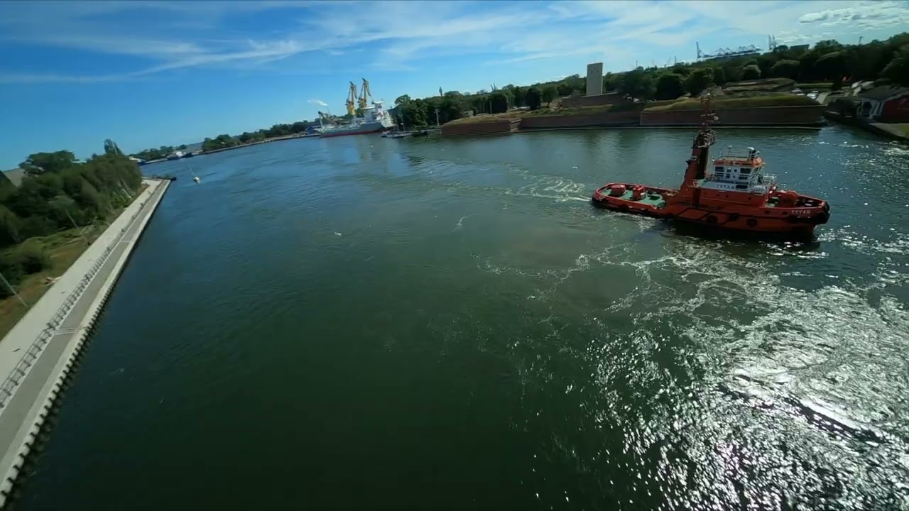 Statek węglowy BLC FIRST wpływający do portu Gdańsk. Dron FPV Nazgul Ewoque F5X 4K