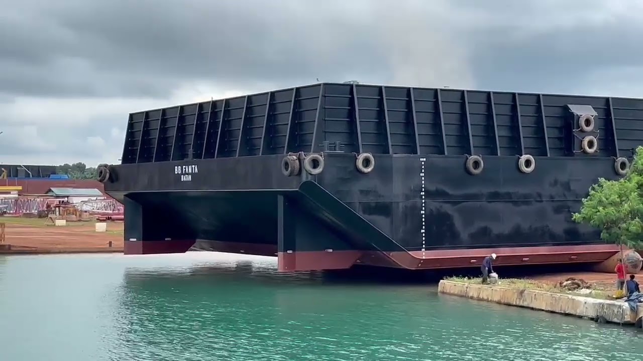 proses penurunan kapal tongkang BB.FANTA BATAM
