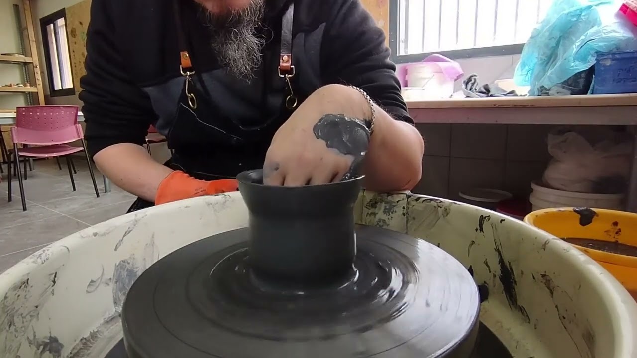 Making pottery with one hand on the wheel Изготовление гончарных изделий одной рукой 23/02/2023