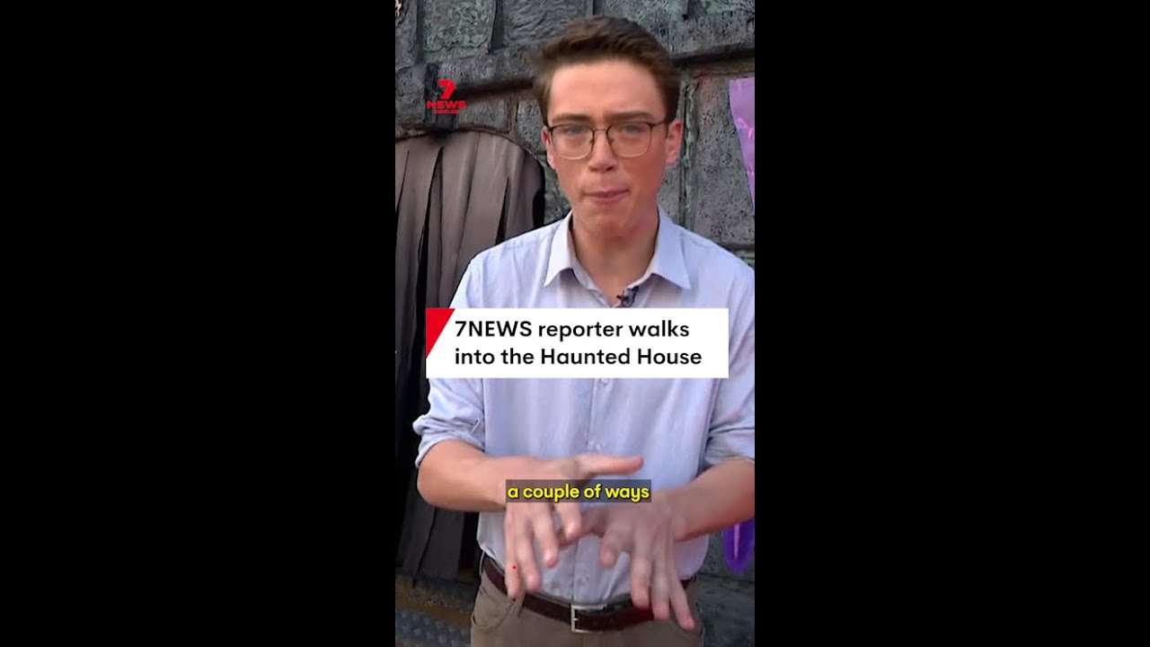 Репортер 7NEWS входит в Дом с привидениями.