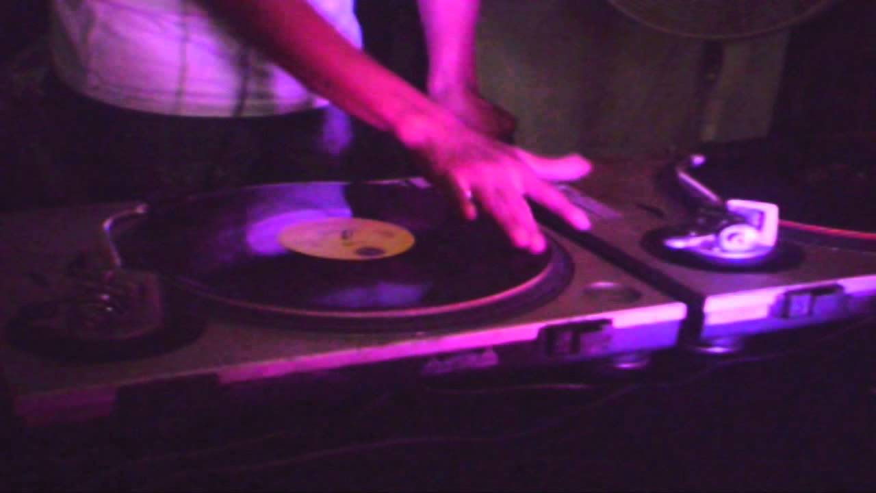 Mix de 80s con tornamesas Dj max acapulco.wmv