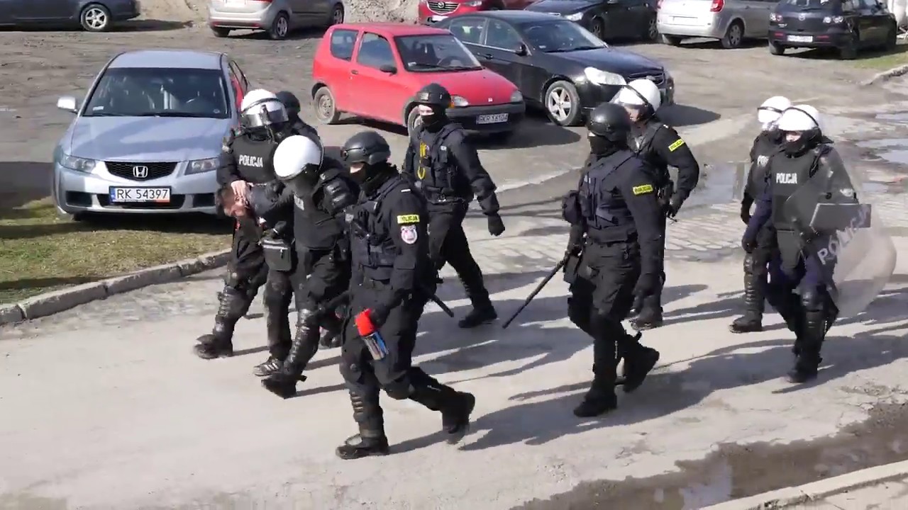 Mecz  Karpaty Krosno - JKS Jarosław przerwany przez kibiców