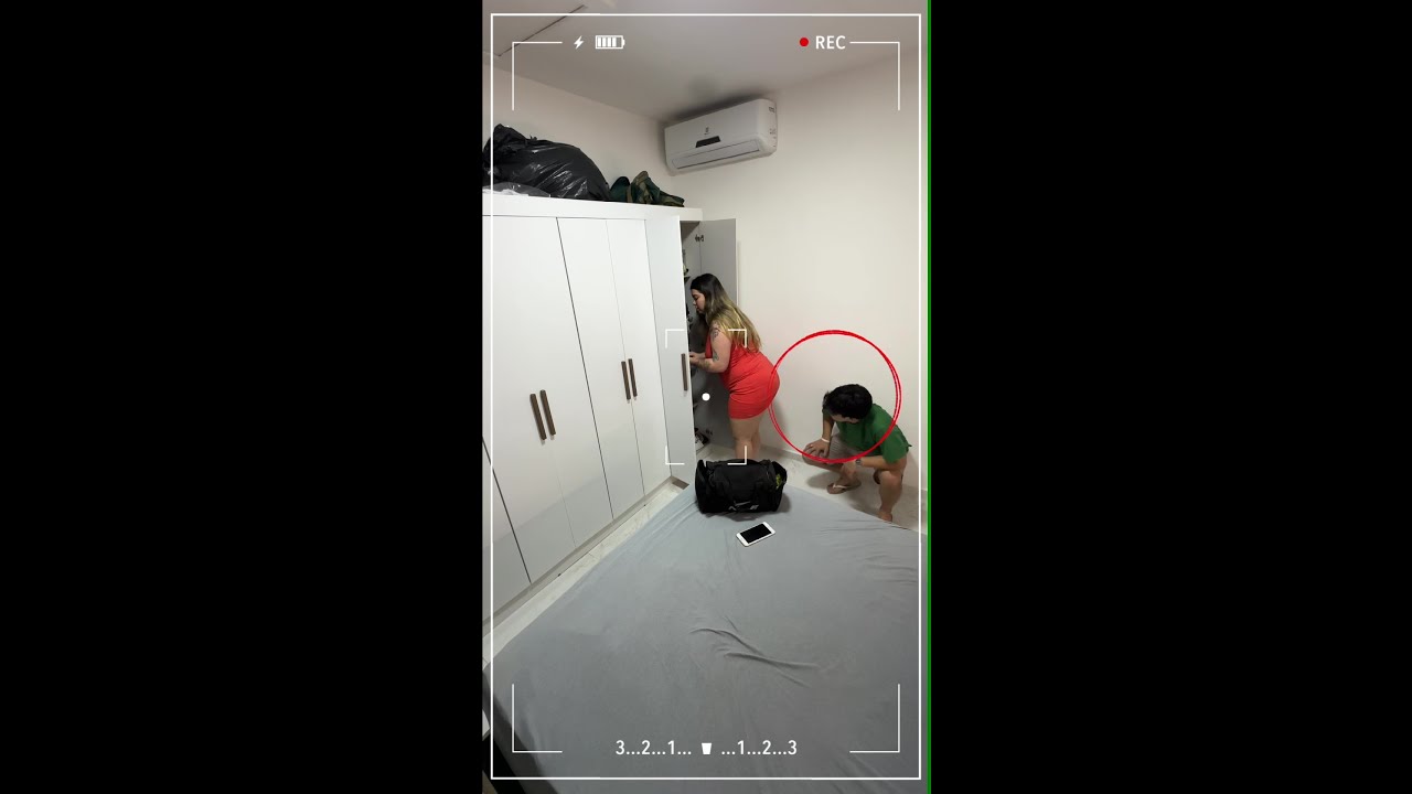 Он пришел починить дверь, но ситуация так накалилась, что нам пришлось спрятаться внутри.