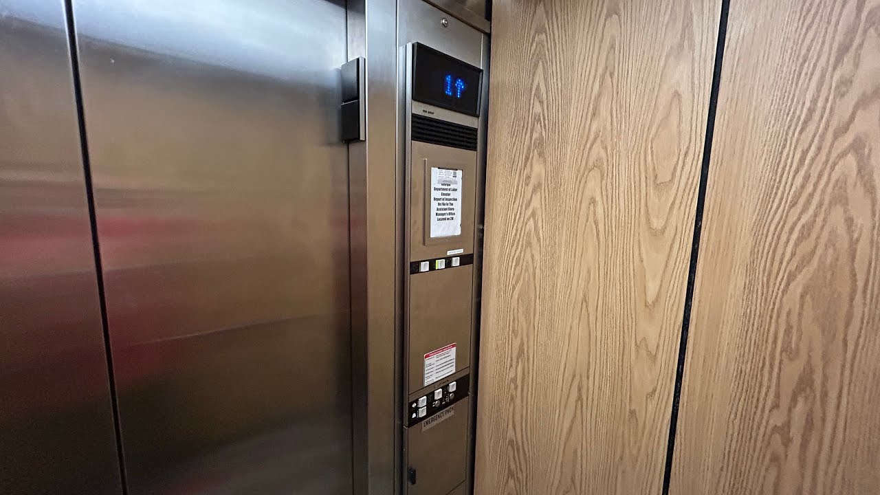 Для компании Bluegrass Elevators: гидравлический лифт Montgomery Vector в бывшем торговом центре ...