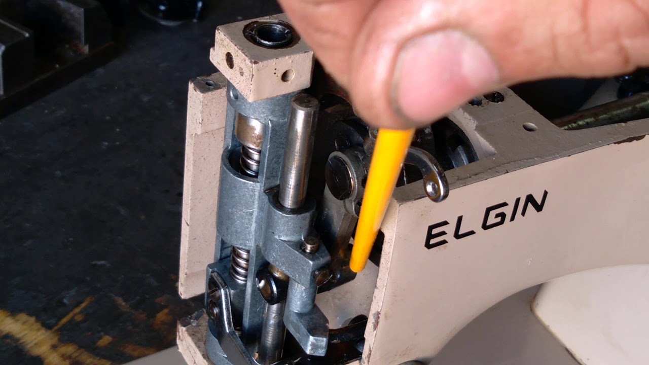 Regulando ponto da agulha na lançadeira na maquina de costura Elgin Zigzag Z-14