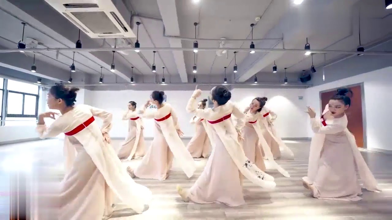 古典舞《双面燕洵》，加上《丽人行》剧目舞步，实在是太好看了，我已经完全醉