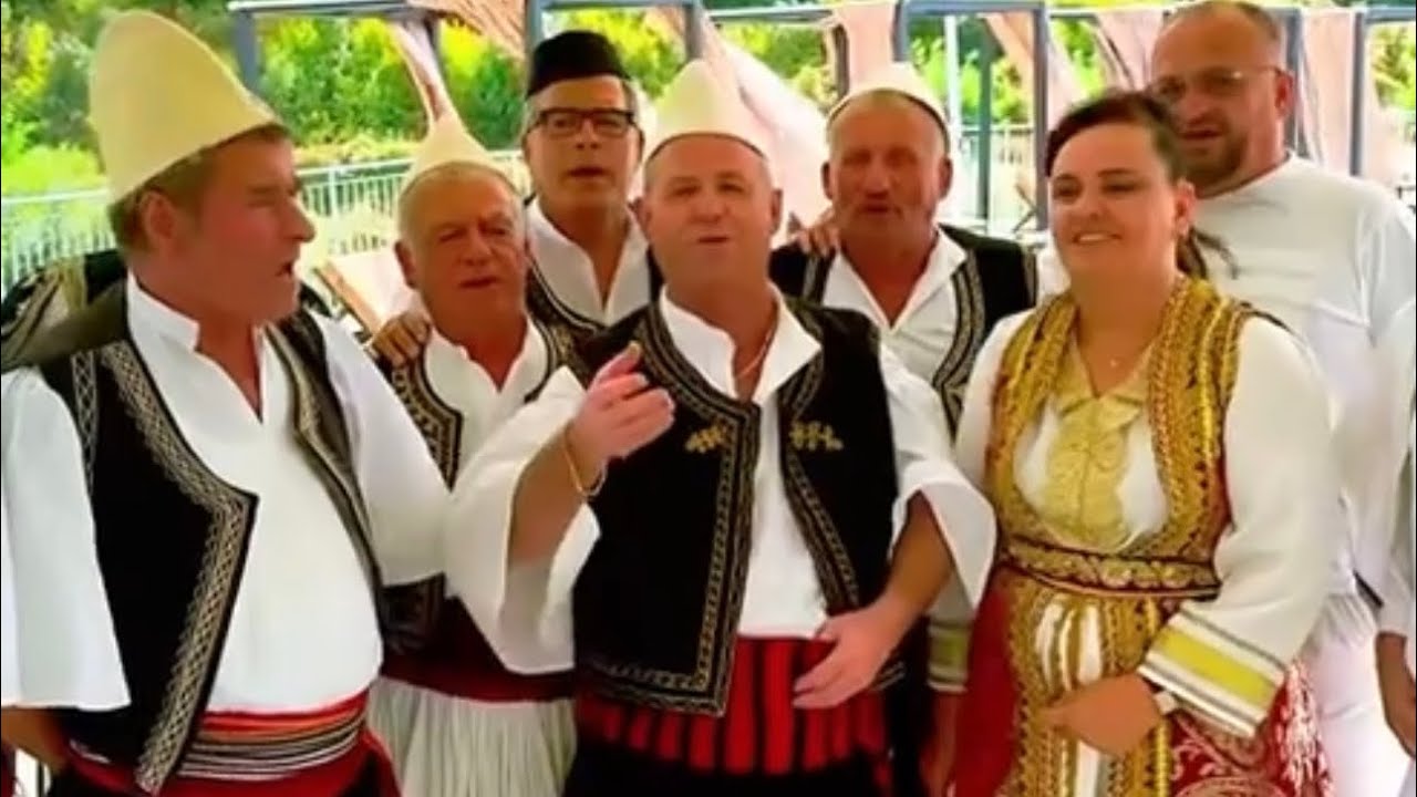 “ Selvija me një grusht mes –  Marrës: Ëngjëllush Dapaj & Bona Hasanaj | Grupi : Djemt e Vlorës
