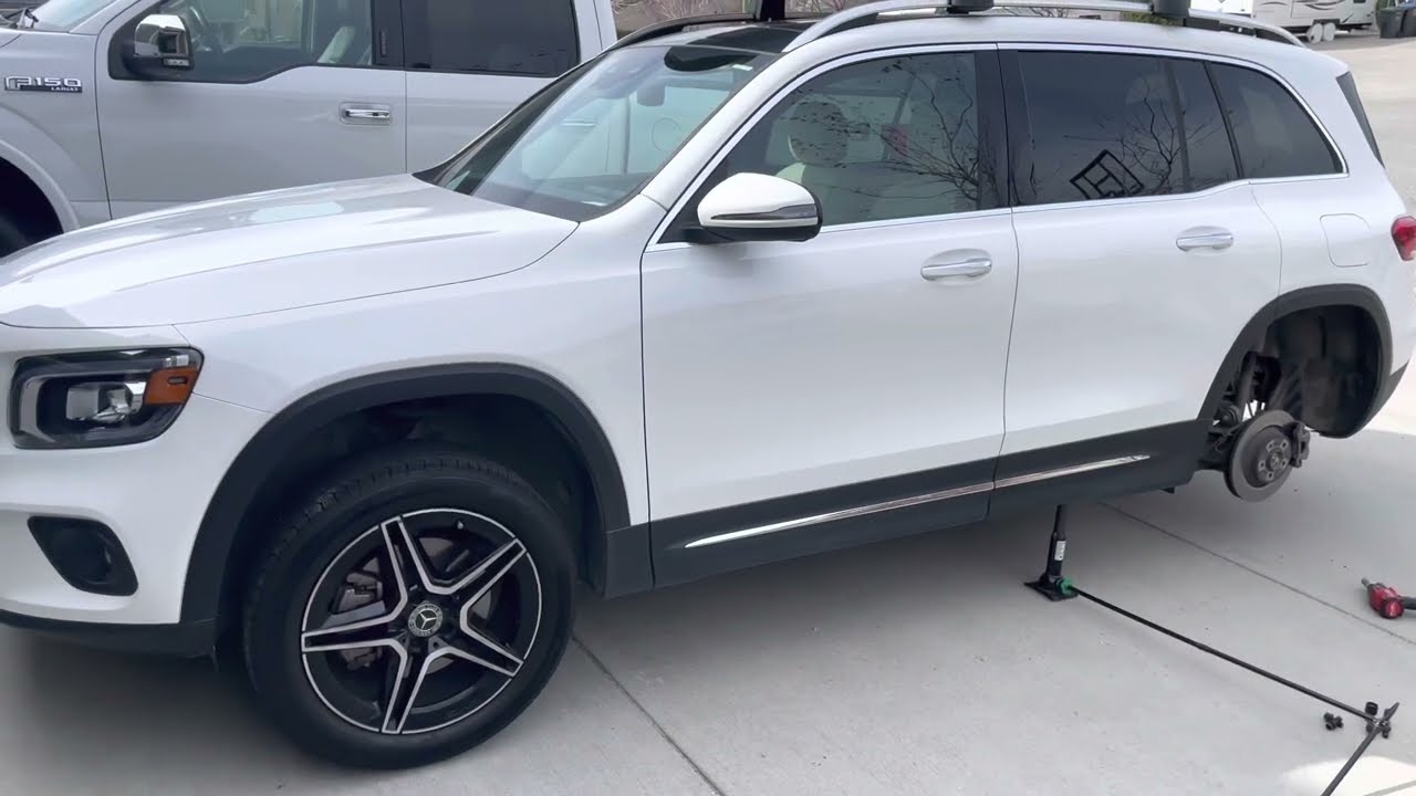 Как поменять шину. Mercedes glb 250. Номер обращения Amsoil: 30213198.