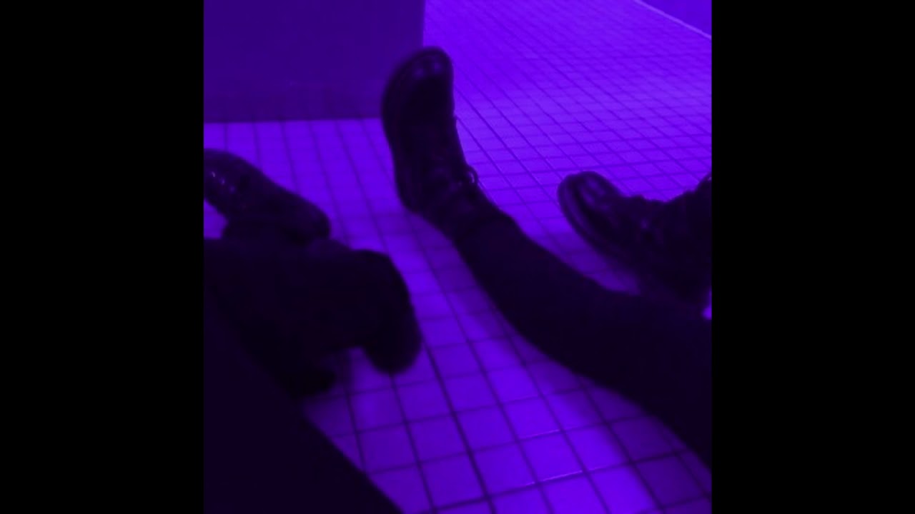 Bad Bunny x Tainy - Lo Siento BB:/, pero estas en el baño en una fiesta.