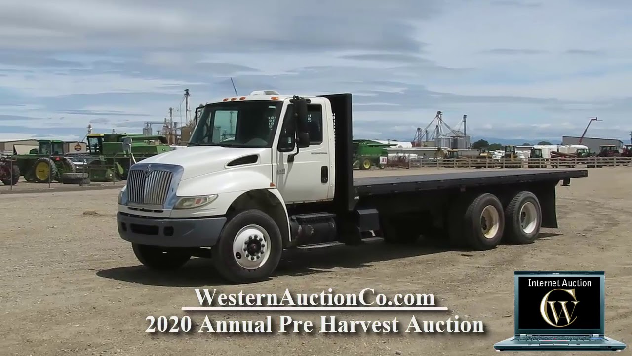 475 &bull; 2004 International 4400   2 Axle 24 Ft  Flatbed Truck