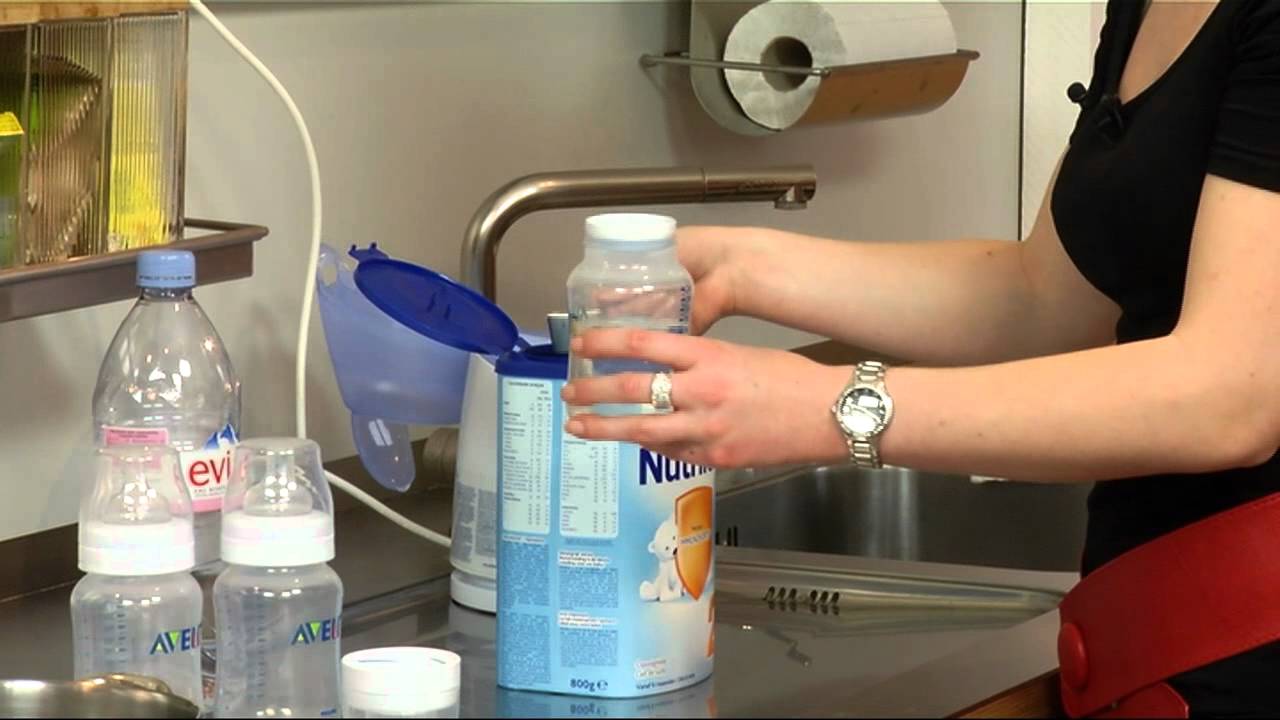 Een babyflesje bereiden