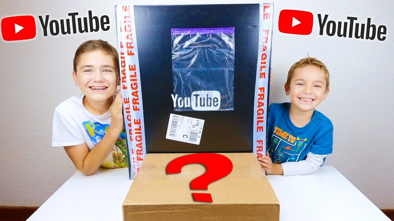 ON OUVRE 2 MYSTERIEUX COLIS ENVOYÉS PAR YOUTUBE ! 😱