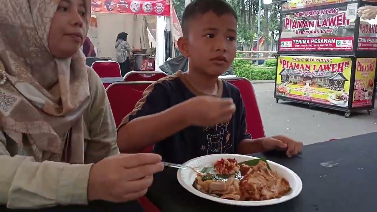 Kuliner Minang di Mall Bale Kota Tangerang.