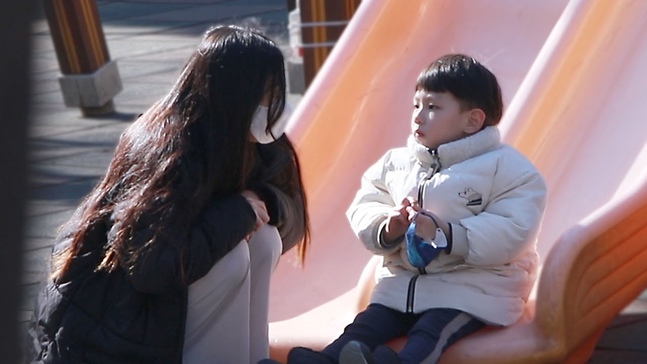 Будет ли маленький ребенок следовать за красивой девушкой? | Social Experiment
