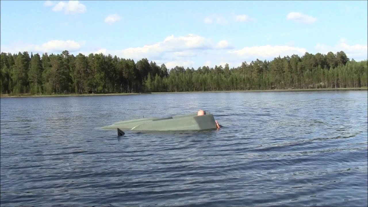 Test av en portabel minibåts stabilitet och flytkraft.