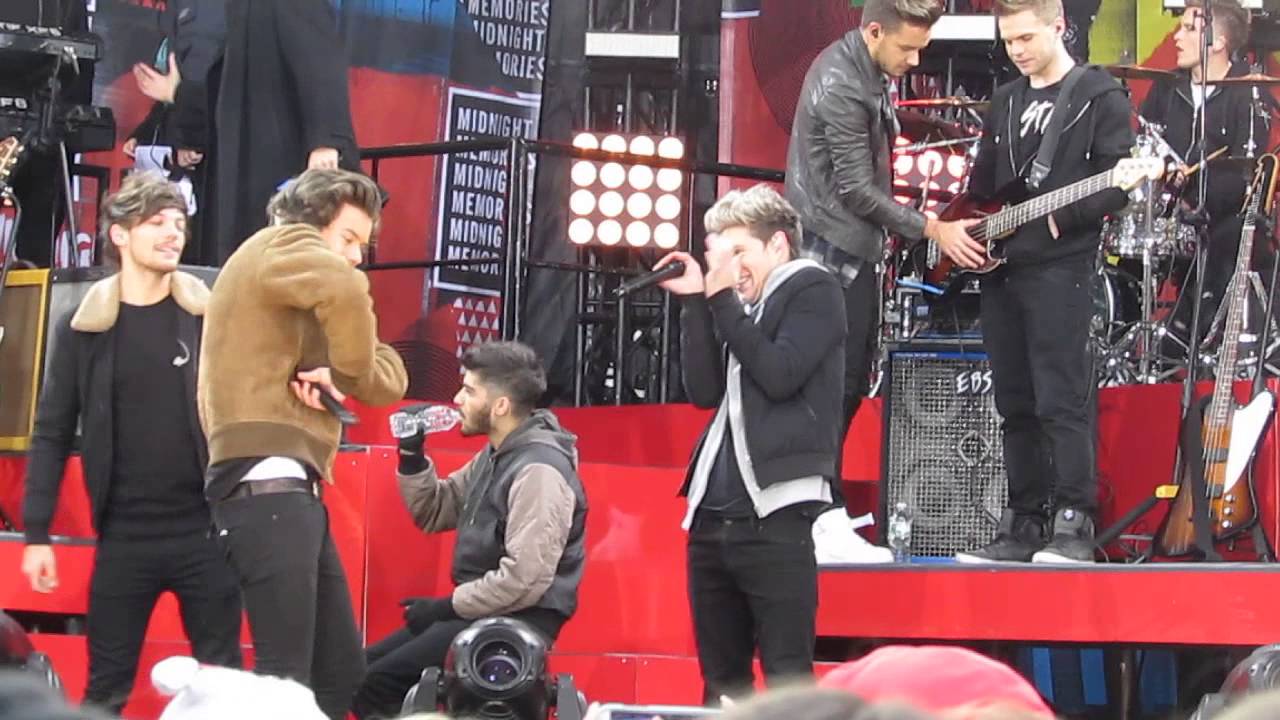 One Direction-Candid on Stage-GMA 11/26/13