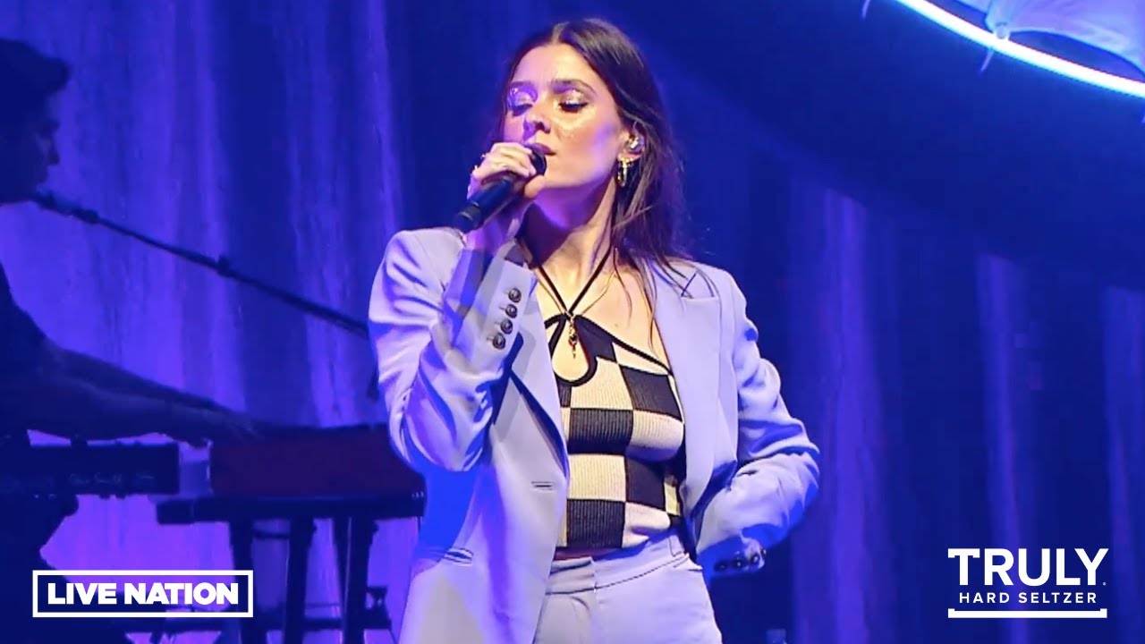 LÉON – Look Like That (Live from the Fade Into A Dream Tour)
