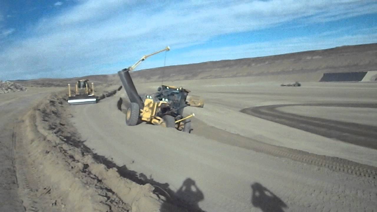 Extreme Slope Grading: Deere 772D grader